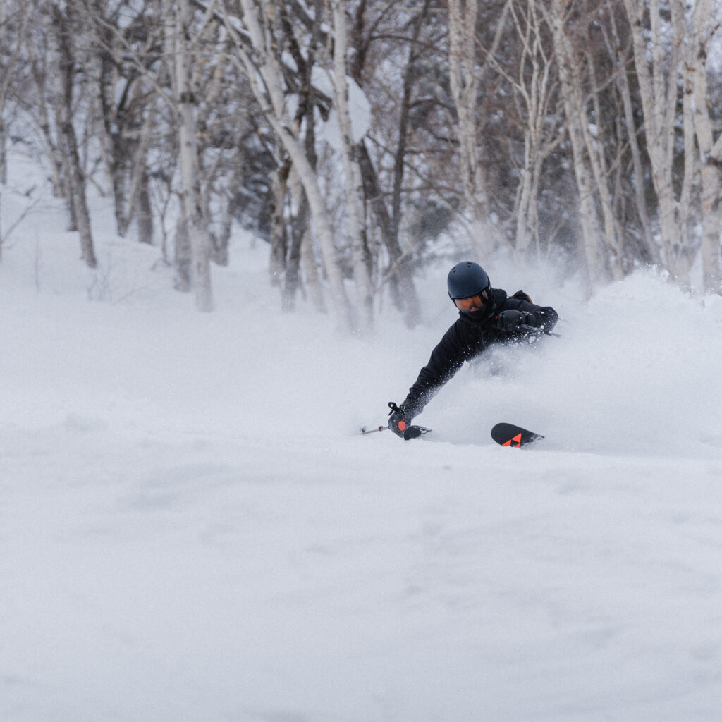 Viajar a Japón para trabajar como guía de esquí fue una de las decisiones más desafiantes y enriquecedoras que tomé. Esta es la historia de una temporada inolvidable en Niseko, entre cultura nueva y la mejor nieve del mundo.